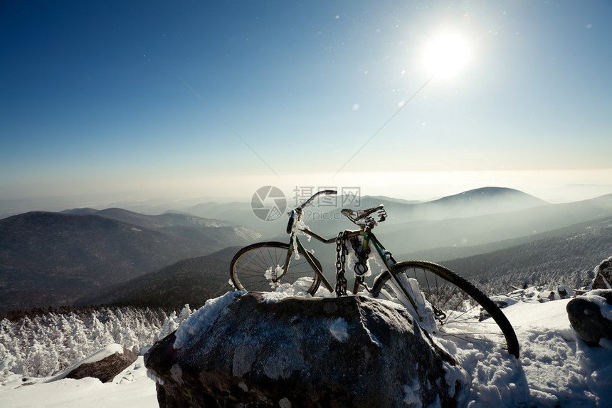 山顶的旧自行车俄罗斯皮丹图片