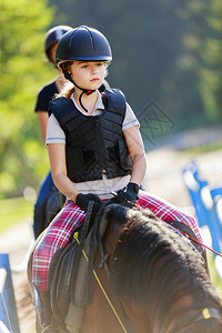 骑马骑马课上可爱马术的肖像图片