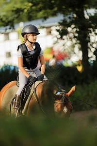 骑马骑马的可爱骑马者肖像图片