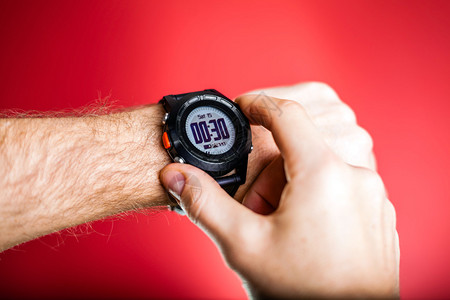 男赛跑者准备好带着运动手表跑步以脉搏或检查gps位置手表人和健身图片