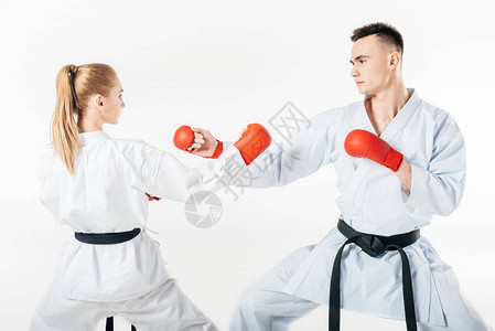 女和男空手道拳手有黑带训练图片