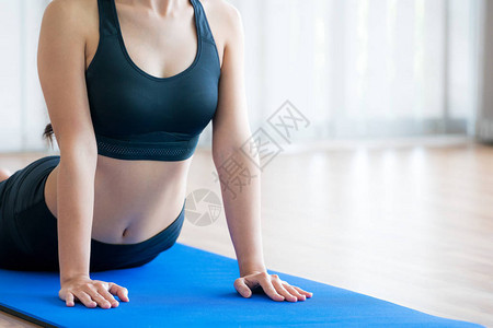 年青女子在室内健身房锻炼瑜伽垫子图片
