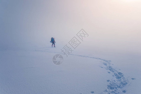 人类在雪山上徒步旅行图片