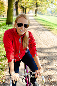 骑自行车秋季公园运动的快乐图片