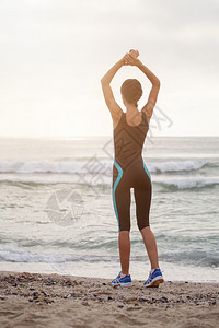 在海滩上对妇女进行适合身体健康的妇女培训图片