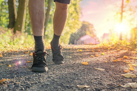 年轻人在日落时走路或跑步查看腿和脚图片