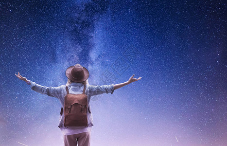 银河系宇宙背景的游客在夜空背景下背着包的旅行者冒图片