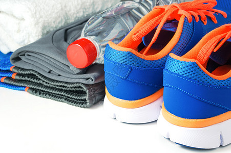 运动鞋和服装的健身配件图片