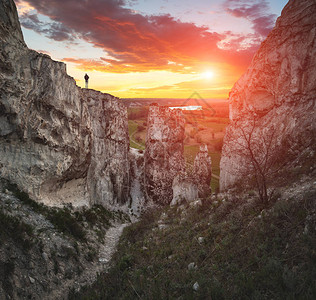 人类站在山峡的悬崖边缘上享受日出吧图片