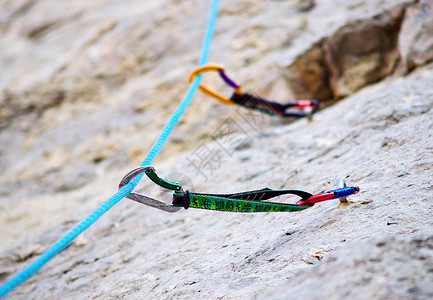 登山装备和绳索图片