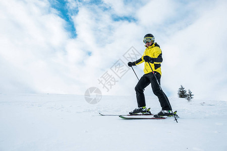 冬季在斜坡滑雪时戴头盔和护图片