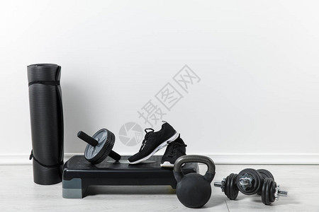 家里的黑色健身垫和运动器材背景图片