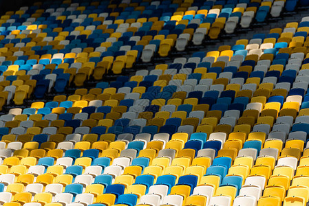 体育场看台上空荡的彩色座位图片
