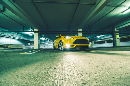 停车场黄色运动车在夜间地下停车处Ye图片