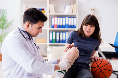 女篮球运动员受伤后看医生图片