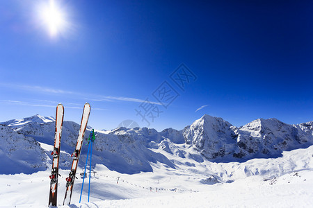 滑雪冬季山区和滑雪图片