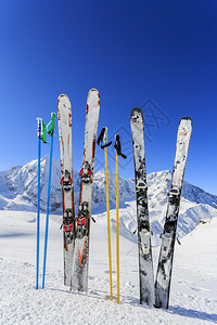 滑雪冬季山区和滑雪图片