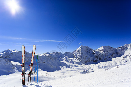 滑雪冬季山区和滑雪图片