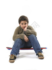 坐在滑冰板上的酷小子图片