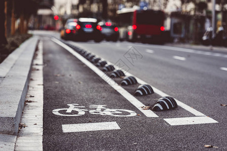 在柏油街道上的自行车路标图片