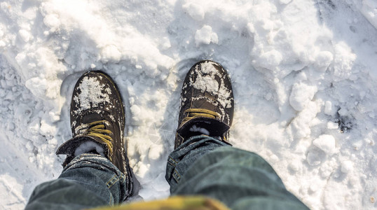 雪中的靴子冬天积雪的概念图片