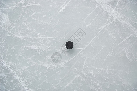 冰与球在中心图片