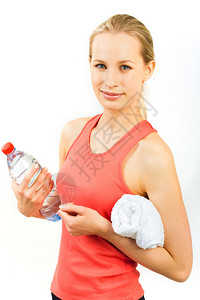拿着毛巾和水瓶的运动女孩的画像图片
