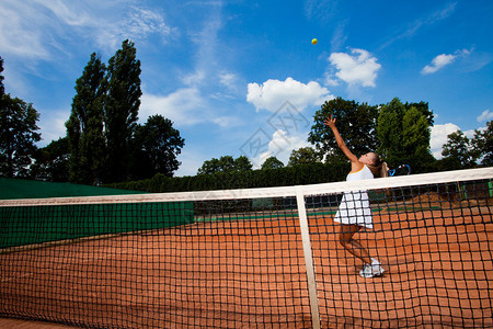 年轻网球运动员在法庭上打球图片