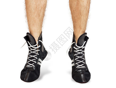 双脚穿拳击鞋在白色背景上被孤图片