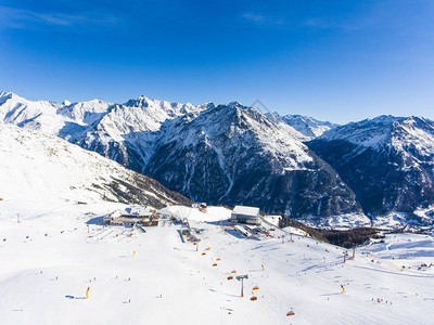 阿尔卑斯山滑雪度假胜地的空中观光图片