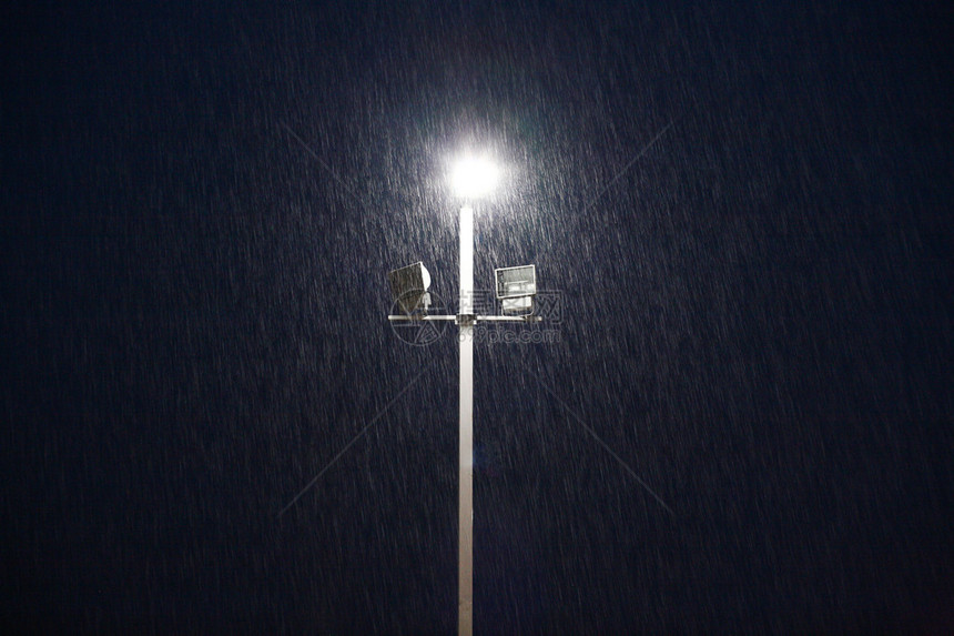 雨中傍晚运动场上的灯光图片