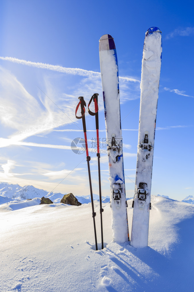 冬季的滑雪山地和滑雪巡游设备图片