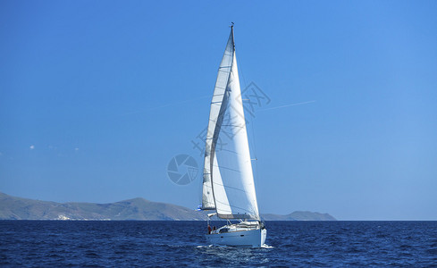 有白色风帆的船游艇豪华帆船背景图片