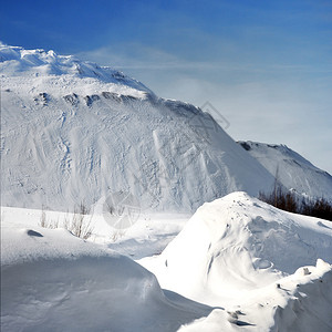 白雪覆盖的山上图片