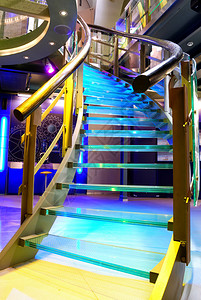 商务楼彩色照明楼梯图片
