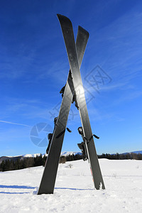 冬季度假胜地雪上的山地滑雪图片