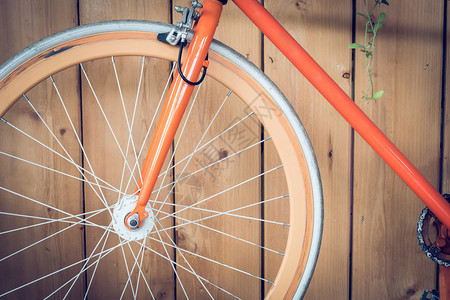 使用木墙停放的固定用具自行车固定装置背景图片