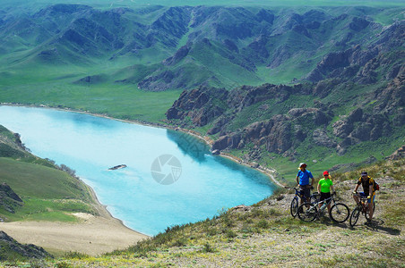 在河边的冒险山地自行车图片