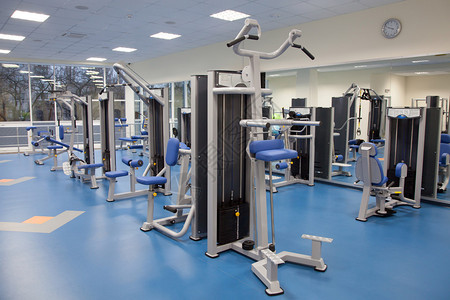 健身中心现代健身房的内部图片
