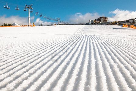 喀尔巴阡山脉的滑雪度假胜地各种滑坡冬季假期中图片