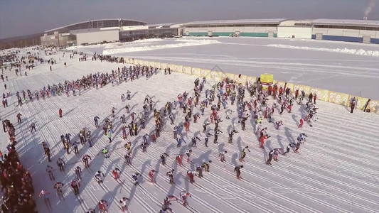 在比赛期间参加俄罗斯大规模滑雪比赛滑雪道的人们图片