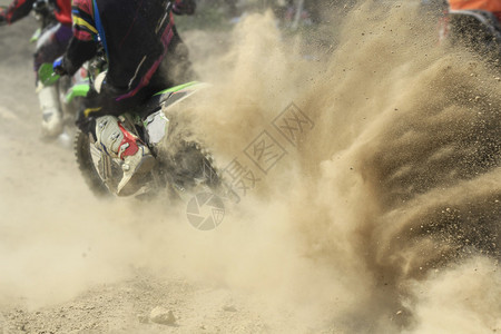越野摩托车比赛的沙子碎片图片