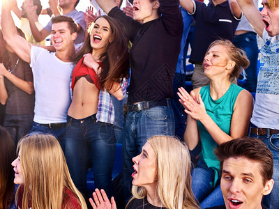 体育球迷在Tribnes鼓掌和歌唱春背景图片