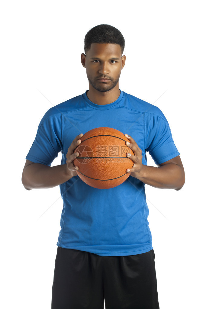 美国黑人男子在胸前拿着篮球的肖像图片