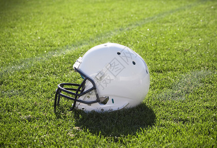 在体育场的橄榄球头盔图片