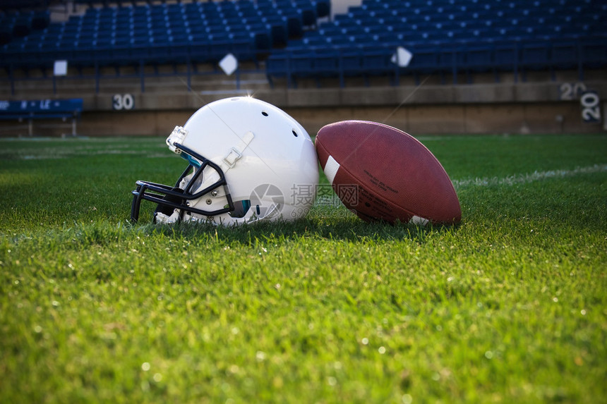 在体育场领域的橄榄球头盔图片