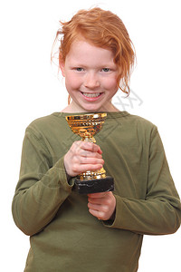 骄傲的年轻女孩拿着她的奖杯图片