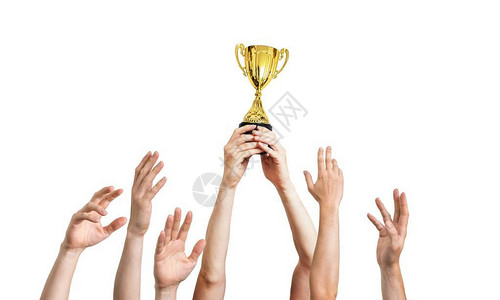 赢家手握着奖杯孤立于白底幕之图片