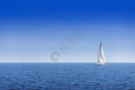 有白色风帆深蓝天的帆船游艇图片