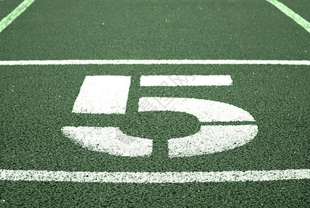 五号红色橡皮赛道上的大白轨数小型体育场的金特背景图片